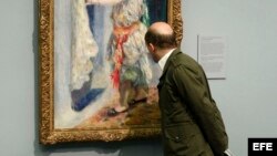 Hombre observando una pintura de Renoir