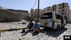 Artificieros yemeníes recuperan minas y explosivos del lugar donde se produjo un bombardeo supuestamente de la coalición liderada por Arabia Saudí contra un depósito de misiles controlado por los hutíes en Saná (Yemen), 22 de abril.