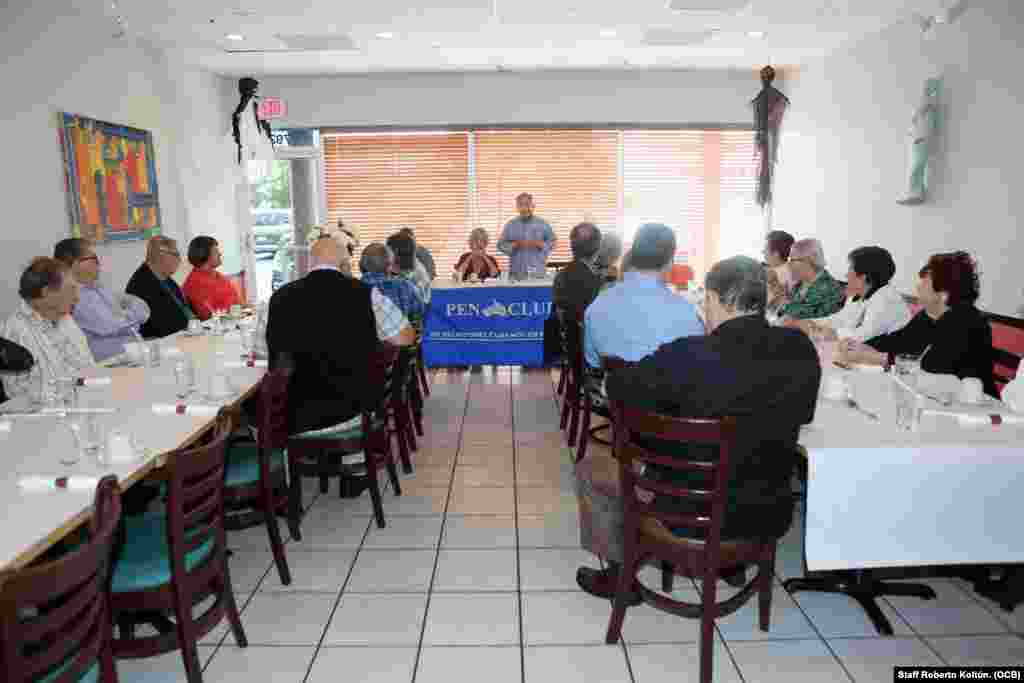 El Presidente del Pen Club de Escritores Cubanos en el Exilio, José A. Albertini, durante el desayuno efectuado en el Restaurant Fraga de la Ciudad de Miami, el 3 de noviembre de 2018. Foto Roberto Koltun OCB Staff.