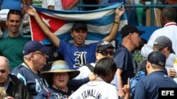 Un aficionado cubano con la camiseta de Industriales y la bandera cubana.