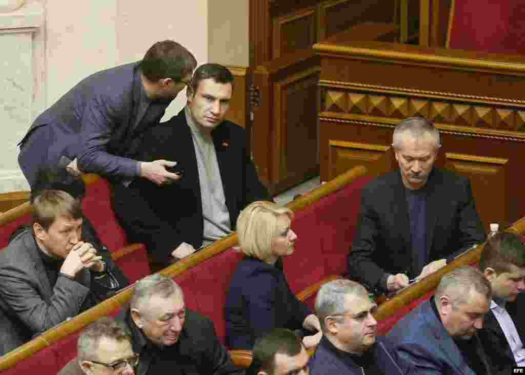 El líder del partido opositor ucraniano UDAR, Vitali Klitschkó, (2-i, arriba) asiste a una sesión extraordinaria en el Parlamento de Kiev.