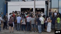 El público espera su turno a la entrada de una de las tiendas abiertas el lunes en La Habana. (Foto: Yamil Lage/AFP).