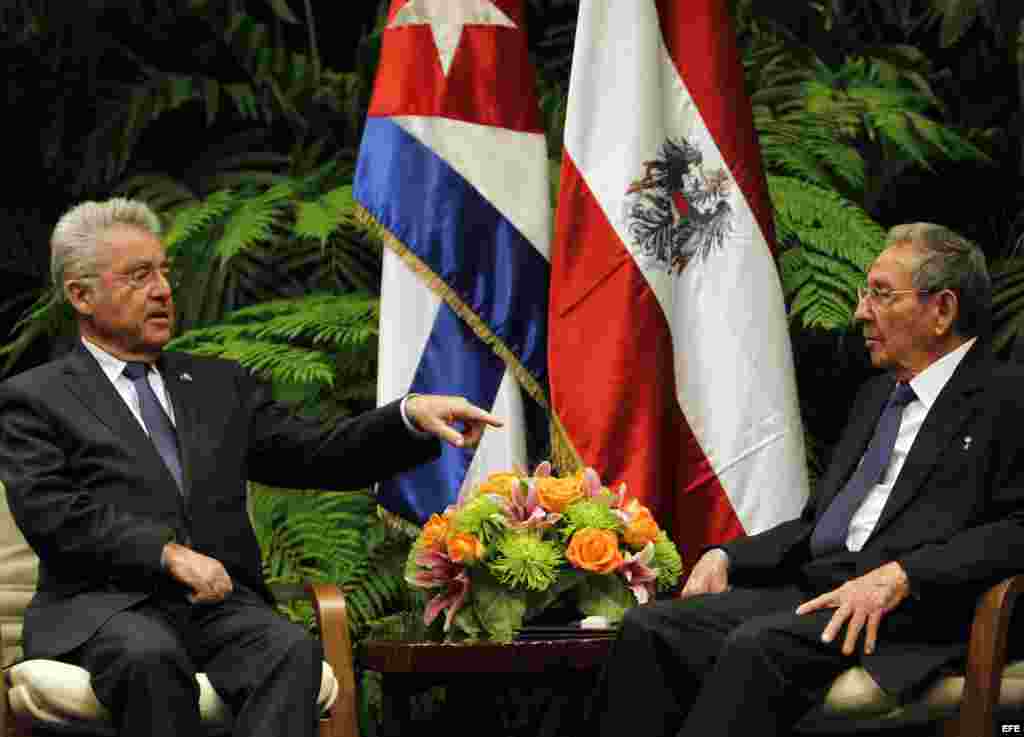 Raúl Castro (d), conversa con su homólogo de Austria, Heinz Fischer