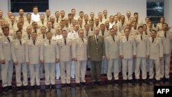 Foto Archivo. En 2005 Fidel Castro recibió a un grupo de oficiales del ejército venezolano en La Habana.