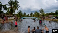 Cubanos disfrutan de la playa en Mayabeque a pesar del COVID-19
