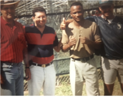 De izquierda a derecha, en 1997, el desaparecido lanzador cubano de sóftbol Héctor Torres, el autor de esta nota; Diosbelys Hurtado, el primer cubano en toda la historia en ganar un fajín universal profesional en las 140 libras, y el lanzador Osvaldo Fernández (Foto OCB/Archivo).