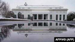 La Casa Blanca se refleja en el agua durante una tormenta de nieve el 31 de enero de 2021 en Washington, DC. [Foto: AFP]