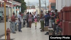 La reventa de productos de alta demanda es un medio de vida de jubilados en sitios como Guantánamo.