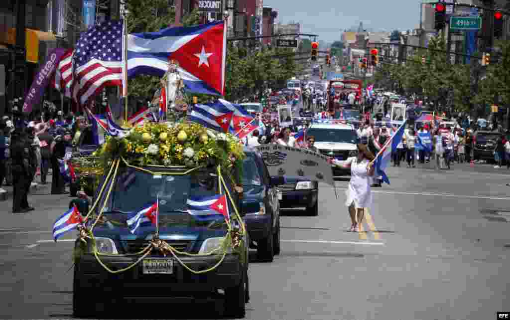 Participantes desfilan por la avenida calle Bergenline, en NJ, durante la XV edición del desfile anual cubano.