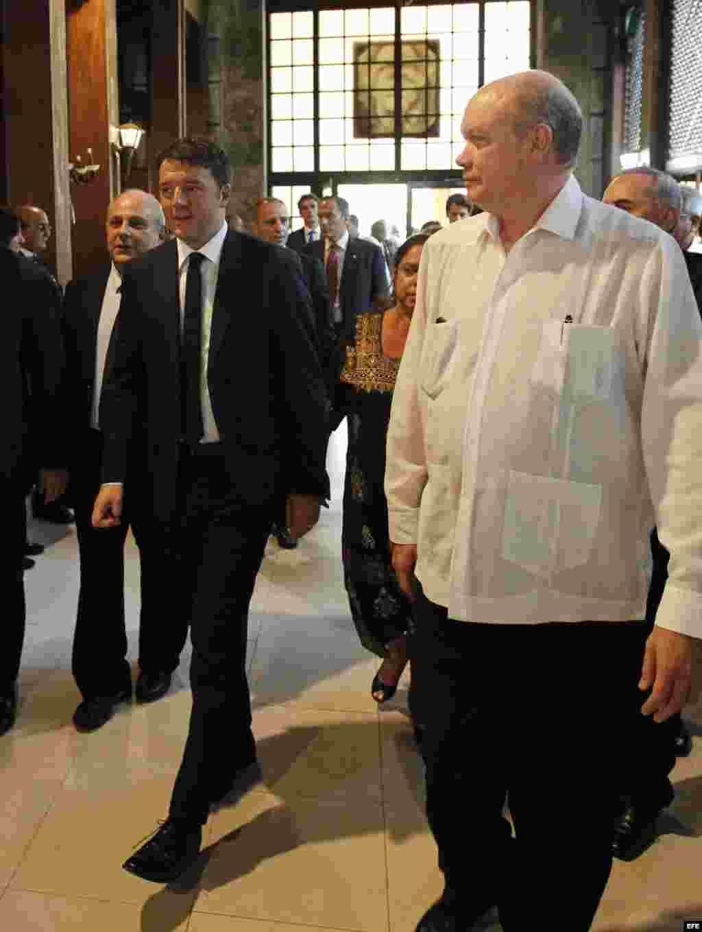 El primer ministro italiano, Matteo Renzi (i), camina junto al ministro cubano de Comercio Exterior, Rodrigo Marmierca. EFE