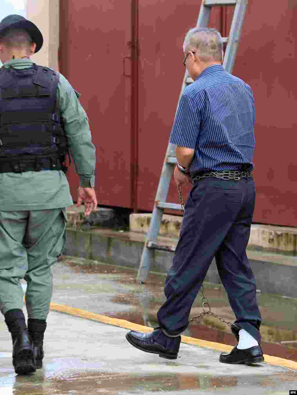 Un oficial norcoreano (d) del buque norcoreano detenido en 2013 en Panamá con un arsenal cubano no declarado, a su llegada hoy, miércoles 4 de junio de 2014, al Tribunal Tercero del Circuito Judicial de la ciudad de Colón, donde se celebra la audiencia pre