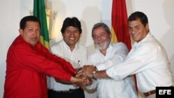 Hugo Chávez junto a sus homólogos de Bolivia, Evo Morales, de Brasil, Luis Inácio Lula daSilva, y de Ecuador Rafel Correa durante un encuentro en Brasil.