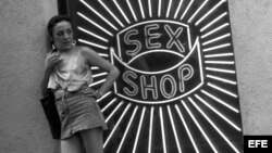 Foto Archivo EFE. 22/06/1988 Una joven espera clientes a la entrada de un "sex shop" madrileño.