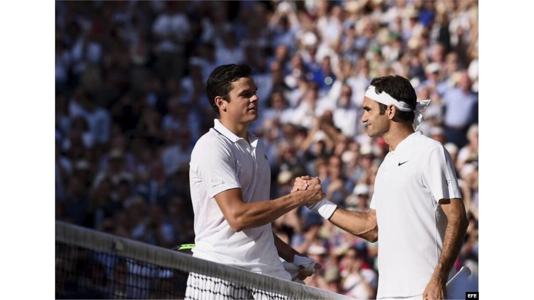 Raonic y Federer se saludan tras finalizar el partido de cuartos de final en Wimbledon.