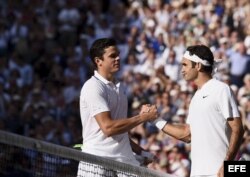 Raonic y Federer se saludan tras finalizar el partido de cuartos de final en Wimbledon.