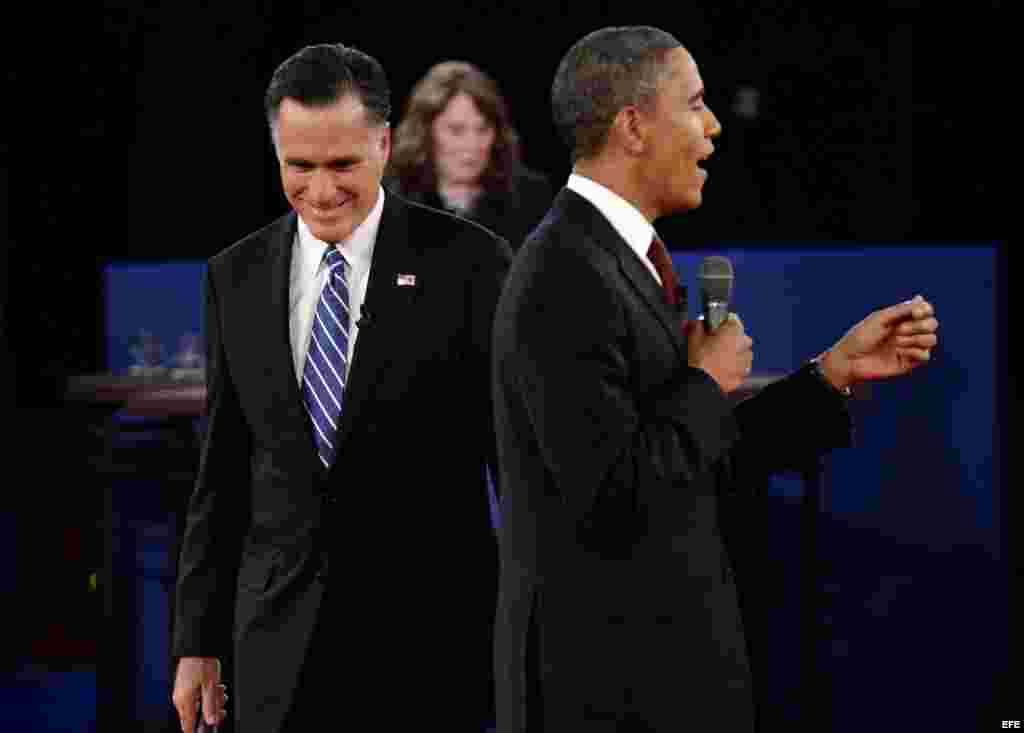 El candidato republicano, Mitt Romney (i), y el presidente y candidato demócrata, Barack Obama (d), participan en el segundo debate 