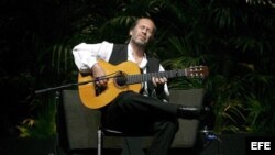 Fotografía de archivo tomada el 29 de noviembre de 2007 que muestra al guitarrista y compositor flamenco Paco de Lucía durante su concierto en el Campo Pequeño de Lisboa (Portugal).