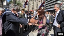 José Mujica, durante su toma de posesión, es saludado por la Primera Familia de Argentina.