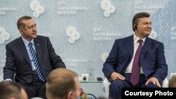 El presidente de Ucrania Victor Yanukovich y el premier turco Recep Erdogan 