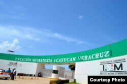 Funcionarios de la estación migratoria de Acayucan en Veracruz fueron denunciados por extorsionar a cubanos.
