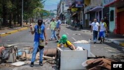 Manifestantes bloquean la avenida Carabobo en San Cristóbal (oeste) en el estado Tachira (Venezuela). ARCHIVO.