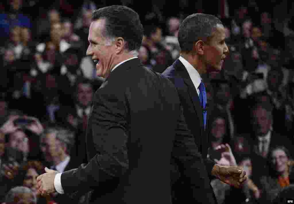 El presidente Barack Obama candidato demócrata, se cruza con el aspirante republicano, Mitt Romney.