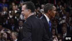 El presidente Barack Obama, candidato demócrata, se cruza con el aspirante republicano, Mitt Romney.