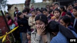 Una mujer llora por su hermano, una de las personas tiroteadas por un grupo de pistoleros en una comunidad indígena ubicada en la aldea San José Nacahuil, en el municipio de San Pedro Ayampuc. 