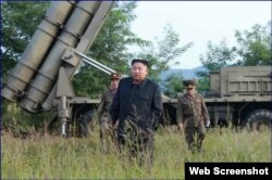 Kim Jong Un en el supuesto lugar del lanzamiento, según el Rodong Sinmun. (Captura de imagen/Rodong Sinmun)