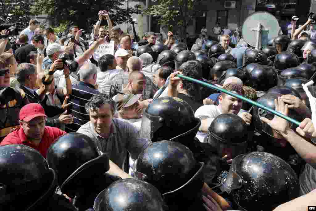 Seguidores de grupos opositores se enfrentan con la polic&iacute;a cerca del Parlamaneto ucraniano con motivo de la aprobaci&oacute;n ayer de la ley de idiomas, hoy mi&eacute;rcoles 4 de julio de 2012 en Kiev, Ucrania.