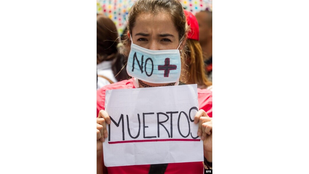 Una manifestante participa en una protesta de médicos y trabajadores del sector salud contra el Gobierno de Nicolás Maduro.