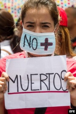 Una manifestante participa en una protesta de médicos y trabajadores del sector salud contra el Gobierno de Nicolás Maduro.