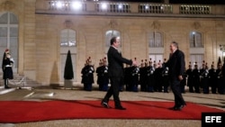 François Hollande recibe a Raúl Castro (d-i) en el Palacio del Elíseo en París.