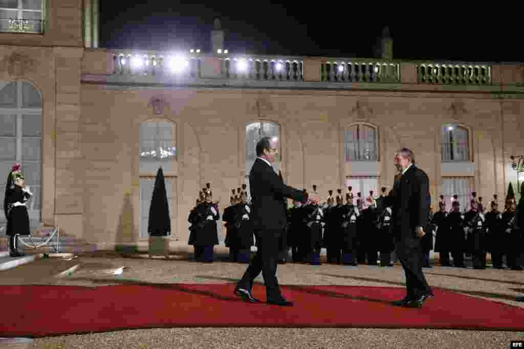 Francois Hollande (d) recibe a Raúl Castro (i) en el Palacio del Elíseo en París.