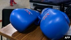 Un par de guantes de boxeo permanecen en una mesa mientras los boxeadores se preparan para una sesión de entrenamiento en la Ciudad Deportiva en La Habana, el 6 de noviembre de 2018.