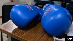 Un par de guantes de boxeo permanecen en una mesa mientras los boxeadores se preparan para una sesión de entrenamiento en la Ciudad Deportiva en La Habana, el 6 de noviembre de 2018.