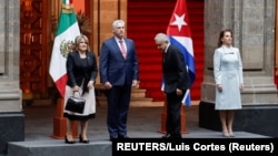 El presidente de México, Andrés Manuel López Obrador y su esposa Beatriz Gutiérrez Muller, y Miguel Díaz-Canel y su esposa Lis Cuesta Peraza.