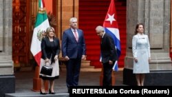 El presidente de México, Andrés Manuel López Obrador y su esposa Beatriz Gutiérrez, y Miguel Díaz-Canel y su esposa Lis Cuesta. 17/Oct/2019. REUTERS/Luis Cortes