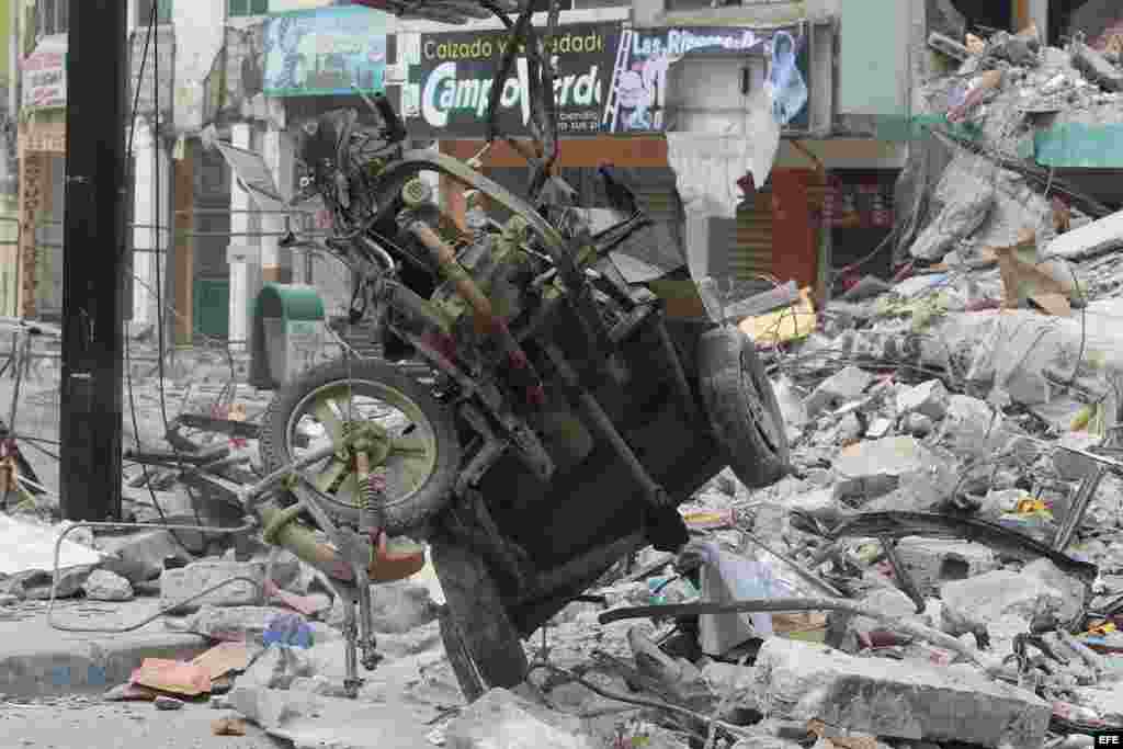 Detalle de los escombros en Pedernales (Ecuador) hoy, lunes 18 de abril de 2016, tras el terremoto de 7,8 grados en la escala de Richter registrado el sábado en la costa norte de Ecuador, con saldo de 350 muertos y más de 2.068 heridos. 