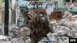 Detalle de los escombros en Pedernales (Ecuador) tras el terremoto de 7,8 grados en la escala de Richter registrado el sábado en la costa norte de Ecuador, con saldo de 350 muertos y más de 2.068 heridos. EFE/José Jácome