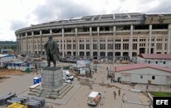 Vista general de los trabajos de reconstrucción del estadio olímpico Luzhnikí en Moscú, Rusia.