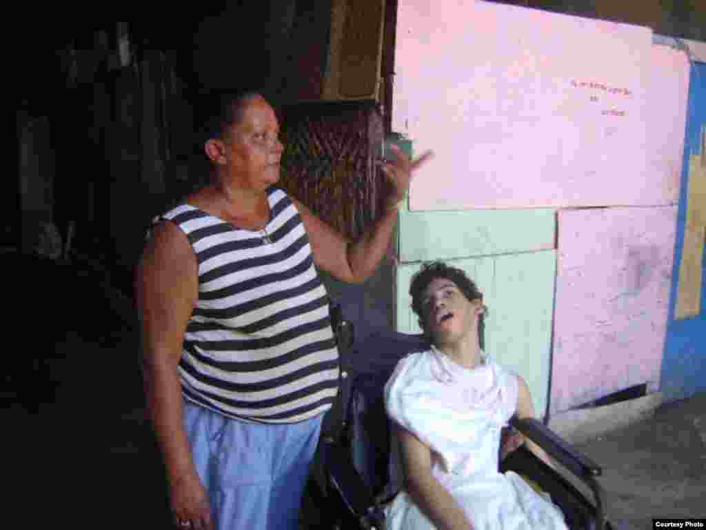 La madre de Yeison Olivera Pérez conversa con el Pastor Alejandro Hernández.