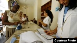 Venta de medicamentos regulados en farmacias cubanas por "el tarjetón". (Archivo)