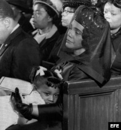 La esposa Martin Luther King, Coretta Scott King, conforta a su hija Bernice, durante el funeral de su marido en la iglesia Edenhaëser de Atlanta.