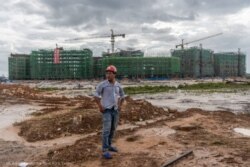 Obrero en zona donde se realiza un proyecto de China en Camboya (© Adam Dean/The New York Times)