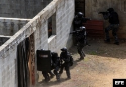 Fuerzas Especiales de la Policía Nacional de Panamá en simulacro de secuestro de preparación para la Cumbre.