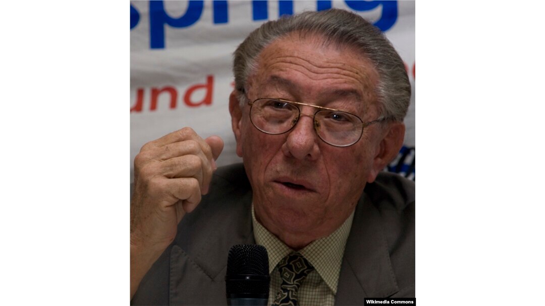 Orlando Borrego en una imagen antigua durante una conferencia sobre el Che Guevara en una universidad de Liverpool.