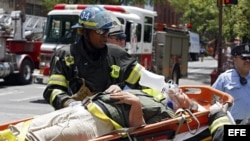 Efectivos del cuerpo de emergencias trasladan a uno de los heridos tras el derrumbe de un edificio en el centro de Filadelfia, EEUU, el 5 de junio del 2013