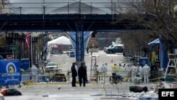 Archivo - Investigadores trabajan cerca de la meta de la Maratón de Boston en donde se produjeron dos explosiones. 