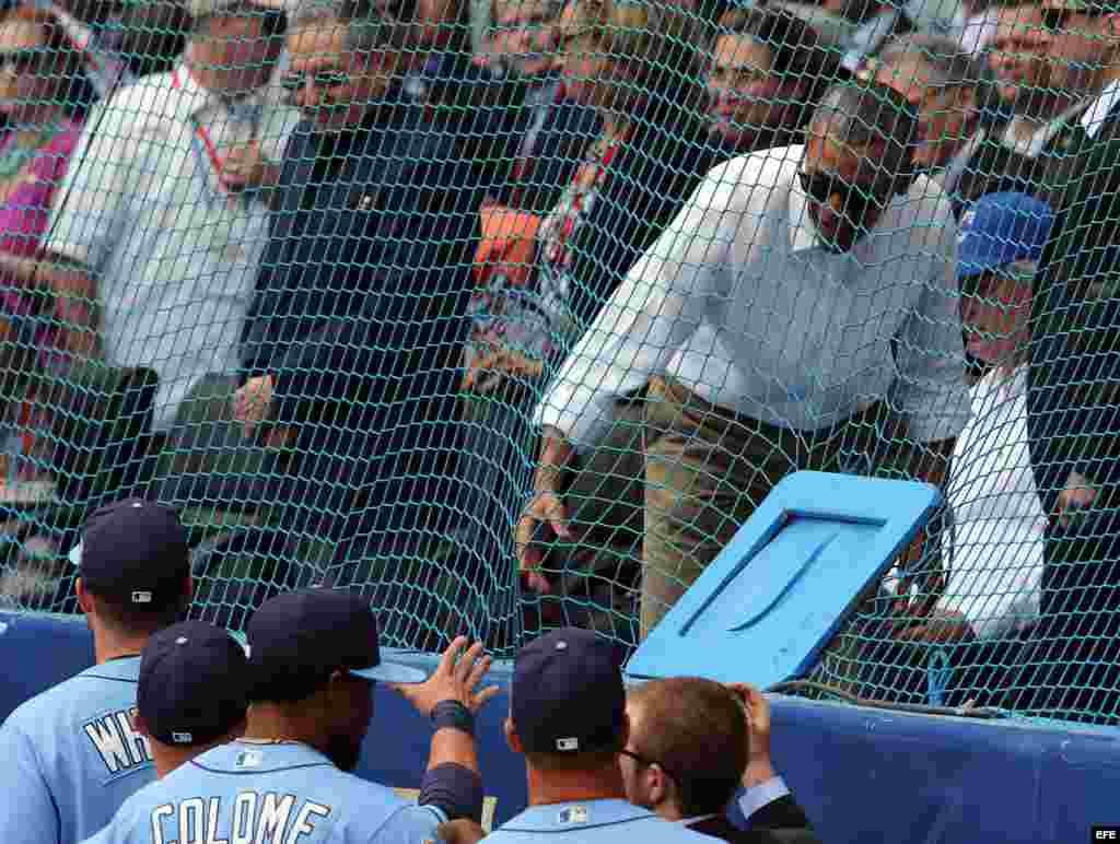 Obama saluda a los peloteros antes del inicio del juego de béisbol entre el equipo de Cuba y los Rays de Tampa Bay.